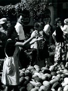 France Paris vegetable market Street scene Old Photo Laszlo 1962