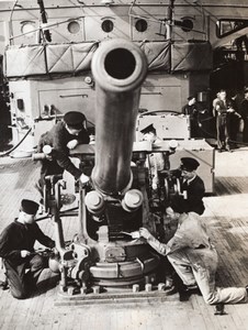 British Sailors Lend-Lease US Revenue Cutter Royal Navy Gun Old Photo 1941