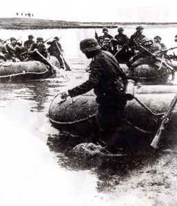 WWII German Infantry Troops going to Moscow in Rubber Boats old Photo 1941
