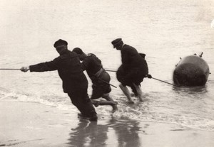 Marine Sailors pulling Mine on the Beach WWI old Photo 1914-1918