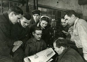 Russia Moscow first Readers of the newspaper Pravda Old Photo 1947